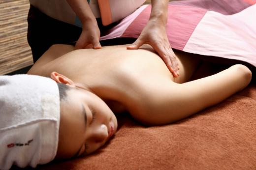 ▲스파 마사지를 받고 있는 외국인