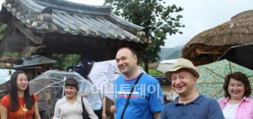 ▲러시아 교육자 워크숍 참가단과 이들을 인솔한 학생이 8월9일 경북 안동 하회마을을 방문했다.