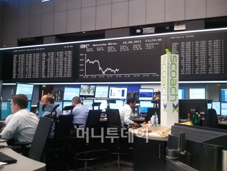 독일 DAX지수가 5.82% 급락하던 지난 18일 프랑크푸르트거래소의 내부 모습. 직원들이 모니터를 통해 시장상황을 점검하고 있다.