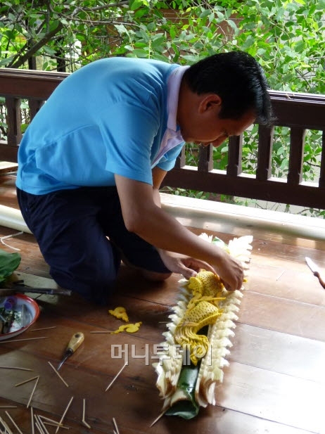 ▲바나나로 조각하는 왕실 출신의 공예가