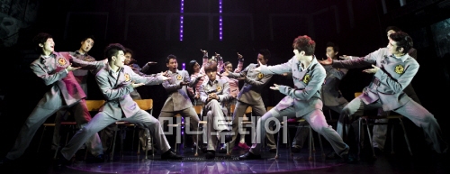 ↑ 뮤지컬 '늑대의 유혹'은 앙상블의 노래실력과 탄탄한 군무가 뒷받침돼 전체적인 균형감과 볼거리를 살렸다. ⓒPMC프로덕션