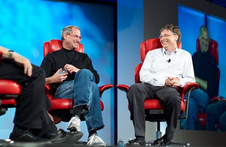 애플의 스티브 잡스(왼쪽)와 마이크로소프트의 빌 게이츠가 2007년 실리콘밸리에서 열린 디지털 컨퍼런스에서 인터뷰에 응하고 있다.