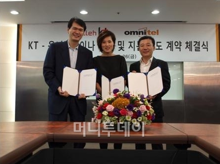 ↑자오즈민 옴니텔차이나 대표(가운데), 김경선 옴니텔 대표(오른쪽), 한동현 KT 전략투자담당 상무가 26일 KT의 옴니텔차이나 투자계약을 체결했다.