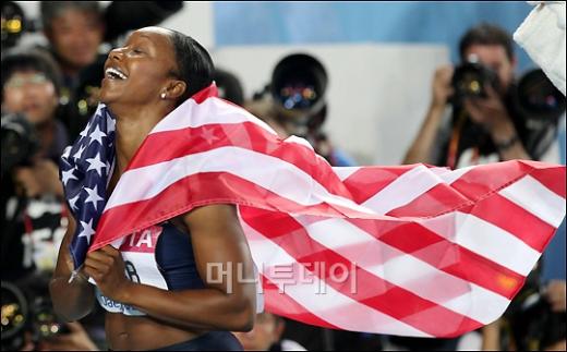 ↑미국의 카멜리타 지터가 29일 대구에서 열린 2011 세계육상선수권대회 여자 100m 결승에서 1위를 차지한 후 기뻐하고 있다. ⓒ대구=사진공동취재단