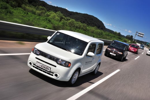 엉덩이가 튀어나온 닛산 3세대 '큐브'의 측면