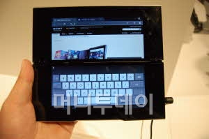 ↑소니 P는 90도로 꺾어 놓으면 소형 넷북을 쓰는 느낌이다.