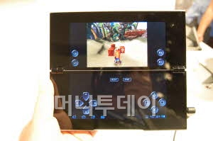 ↑소니 태블릿 P는 하단 화면에 조종 커서가 뜬다. 마치 소니의 플레이스테이션을 옮겨놓은 느낌이다.