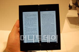 ↑화면이 양쪽으로 나뉘어 있어 진짜 책을 보는 듯한 느낌을 준다.