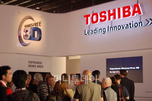 ↑도시바의 무안경 3D TV 전시관. 많은 관람객들이 직접 무안경 3D TV를 체험하기 위해 줄을 서서 기다리고 있다.