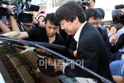 서울시장 보궐선거의 유력한 후보인 안철수 교수가 6일 오후 서울 광화문 아띠 수피아홀에서 박원순 변호사와의 후보단일화를 밝히고 기자회견장을 나서고 있다. 사진=이동훈 기자