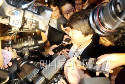 서울시장 보궐선거의 유력한 후보인 안철수 교수가 6일 오후 서울 광화문 아띠 수피아홀에서 박원순 변호사와의 후보단일화를 밝히고 기자회견장을 나서고 있다. 사진=임성균 기자