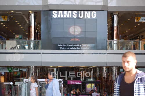 ↑제바히르 쇼핑몰 입구에 설치된 삼성전자 멀티비젼. 쇼핑몰이 프리미엄 이미지를 높이기 위해 자신들이 직접 구입해 설치했다.