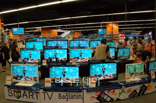 ↑터키 최대 전자유통업체인 테크노사사의 매장 입구를 삼성전자 TV가 점령하고 있다.