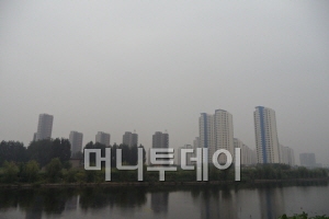 린이시 중심을 흐르는 이허와 뻥허의 2개 강변에는 지어진 뒤 입주가 되지 않는 아파트를 볼 수 있다.