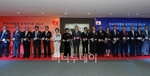 ↑ 한국무역협회(회장 사공일)는 7일 오전 베트남 호치민시 다이아몬드 플라자에서 누엔티홍 호치민 부시장, 레즈엉광 베트남 산업무역부 차관 등 베트남측 인사와 하찬호 주베트남 대사, 오재학 호치민 총영사, 사공일 회장, 이운형 세아그룹 회장을 비롯한 무역협회 회장단 10여명 등 한-베트남 주요 인사 50여명이 참석한 가운데 호치민 지부 개소식을 개최했다.(사진: 한국무역협회)