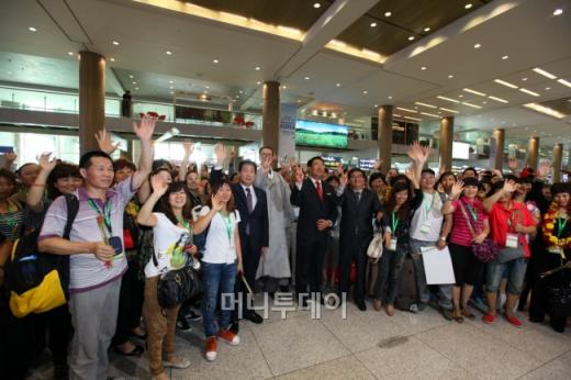 ▲한국관광공사 이 참 사장 및 바오젠사 단체가 손을 흔들고 있다