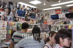 ↑아이돌파크 안의 다양한 한류 상품들이 전시돼 있다.