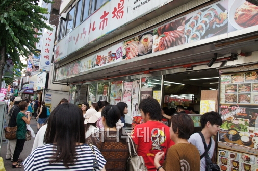 ↑떡볶이 삼겹살 김치 삼계탕 등 한국음식에 대한 관심과 선호도가 높아지면서 한국음식점은 일본미식가들이 즐겨찾는 명소가 되었다.