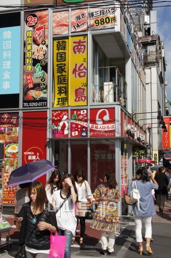 ↑오쿠보역 주변에는 한국요리점은 물론 한국과 관련된 다양한 상점들이 입점해 있다.