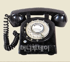 ↑1962년 우리나라에서 만든 첫 전화기인 '체신 1호'(자료 KT정보통신박물관)