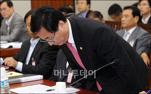 최중경 지식경제부 장관이 16일 오후 국회 지식경제위원회에 참석해 대규모 정전사태에 대한 사과를 하고 있다.(사진=이명근기자)