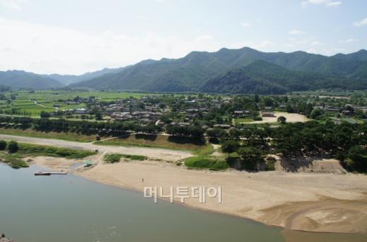 물에 뜬 연꽃 형상의 명당이라고 해서 '연화부수형(蓮花浮水形)'으로 불리는 하회마을 전경.