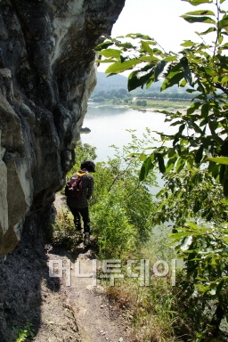 서애와 겸암 형제가 다녔던 옛길의 거리는 불과 200M 남짓한데 좁은 폭이 딱 '1인용'이다.