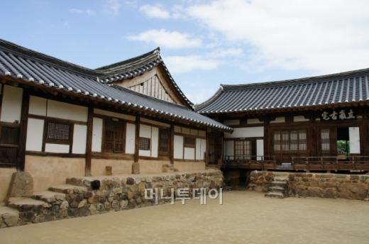 풍산 류씨의 대종가인 '입암고택'. '양진당'으로도 불린다.