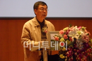 중국의 CSR의 현황과 향후 과제에 대해 주제발표하는 산둥성 기업신용 및 사회책임협회 회장.