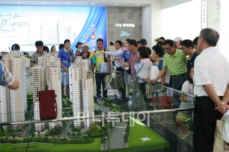 ↑롯데건설이 '화명동 롯데캐슬 카이저'와 '정관 롯데캐슬 2차'에 이어 '다대 롯데캐슬 블루'까지 3번 연속 분양 대박을 쳤다. '다대 롯데캐슬 블루' 모델하우스를 방문한 수요자들이 단지 상황에 대해 설명을 듣고 있다.