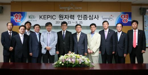 ↑극동건설 송인회회장(오른쪽 다섯번째)과 윤춘호대표이사(오른쪽 세 번째)가 KEPIC 인증 수여 후 심사위원단과 기념촬영을 하고 있다.