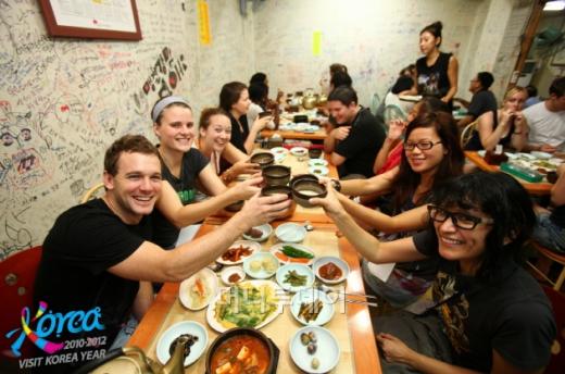 ▲지난해 한국음식관광축제에 참여해서 한국 음식을 즐기는 외국인들