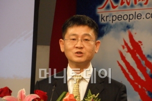 인민왕 한국어판 출범식에서 축사하는 랴오홍 인민왕 사장.