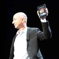 아마존의 제프 베조스 최고경영자(CEO)가 28일(현지시간) 뉴욕에서 열린 컨퍼런스에서 첫 태블릿PC '킨들 파이어'를 선보이고 있다.