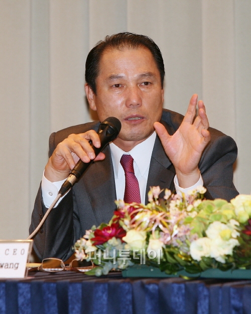 우리투자증권 황성호 사장이 뉴알파와 시딩 펀드 계약 체결식 후 마련된 기자간담회에서 질의에 답변하고 있다.