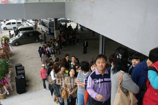 ↑비가 오는 날씨에도 지역주민들이 몰려들어 모델하우스에는 한때 200m 이상 줄을 서기도 했다.