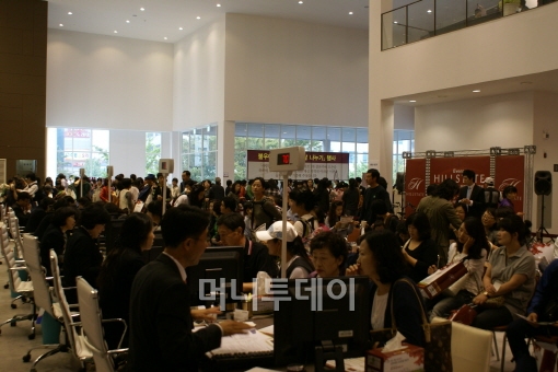 ↑창원 '감계 힐스테이트 1차' 모델하우스를 찾은 실수요자들이 청약 관련 상담을 하고 있다.