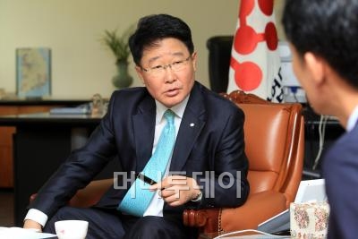 ▲조석 한국산업단지공단 이사장이 정희경 머니투데이 산업부장의 질문에 답을 하고 있다