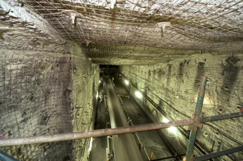 ▲나와브리 유연탄광 내부 모습. 붕괴방지를 위한 철망으로 둘러싸여 있다. 화재 방지를 위해 회칠해둔 하얀색 벽이 인상적이다. 유연탄을 외부로 운송하는 컨베이어벨트가 설치돼 있다.
