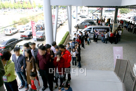 ↑'감계 힐스테이트 1차' 모델하우스에 연일 수많은 방문객들이 몰려 장사진을 이루고 있다. 모델하우스에 입장하려는 방문객들이 200m씩 이어졌다.