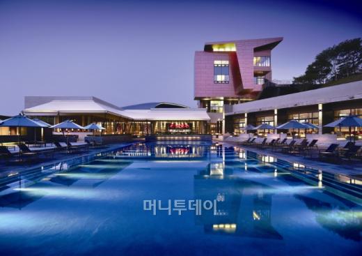 ▲아난티 클럽 서울에는 야외 수영장도 있다,.