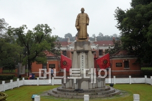 신해혁명 박물관 앞에 있는 쑨원 동상.