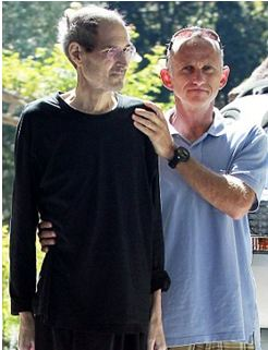 2011년 8월 28일 스티브 잡스가애플 최고경영자(CEO)에서 완전히 물러난 후로 병마에 몸이 앙상하게 말라 친구의 부축을 받고 있다.