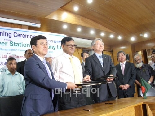 ↑현대엔지니어링(대표 김위철)은 대우인터내셔널(대표 이동희)과 공동으로 2억달러 규모의 방글라데시 아쉬간지(Ashuganj) 복합화력발전소 건설 프로젝트를 수주했다. 지난 5일 현지서 열린 계약식에서 김옥철 부사장(현대엔지니어링, 사진 왼쪽), 누룰 알람 사장(APSCL), 한찬건 전무(대우인터내셔널)가 서명후 계약서를 교환하고 있다. ⓒ사진 제공=현대엔지니어링