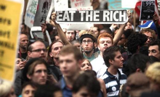 ↑5일(현지시간) 맨해튼 남단서 1만5000명 규모의 반월가 시위가 진행됐다. 약3주만에 사회운동으로 비약적으로 성장했다.