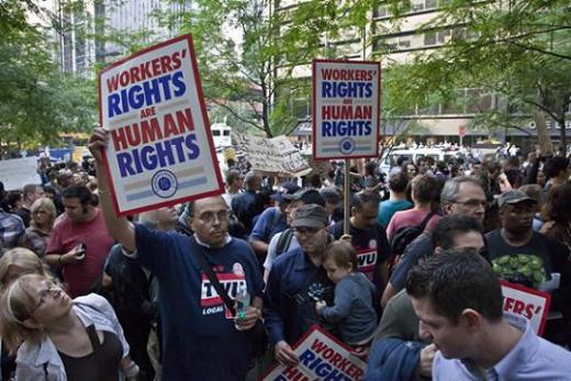 ↑5일(현지시간) 저녁 경찰과 대치하는 시위대