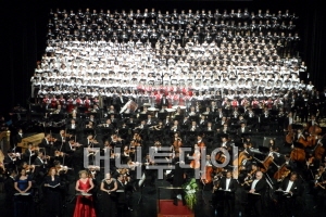 찰스 뒤투아트(Charles Dutoit) 지휘로 10월6일 밤, 베이징 바오리쥐위앤에서 연주된 '말러의 교향곡 8번' 공연 마지막 부분 모습.