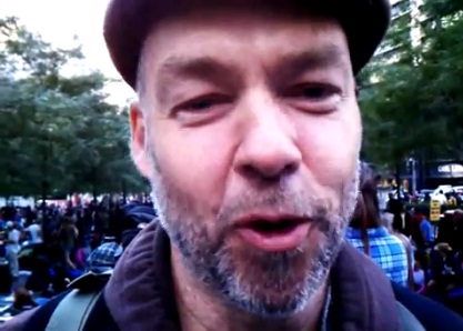 ▲10월8일(현지시간) 뉴욕 월가점령 시위에 나선 미국 농부가 자신이 참가한 이유를 인터뷰하고 있다. 동영상 화면.