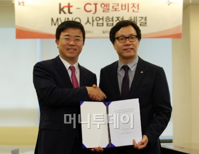 ↑변동식 CJ헬로비전 대표(사진 오른쪽)와 표현명 KT 사장이 12일 서울 서초동 KT 올레캠퍼스에서 가상이동통신망(MVNO) 협정을 체결하고 악수를 나누고 있다.
