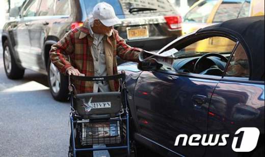 미국 뉴욕 맨해튼 동부 25번가에서 걸인 행세를 하고 있는 어윈 코리 <사진=뉴욕타임스 동영상 캡처>  News1